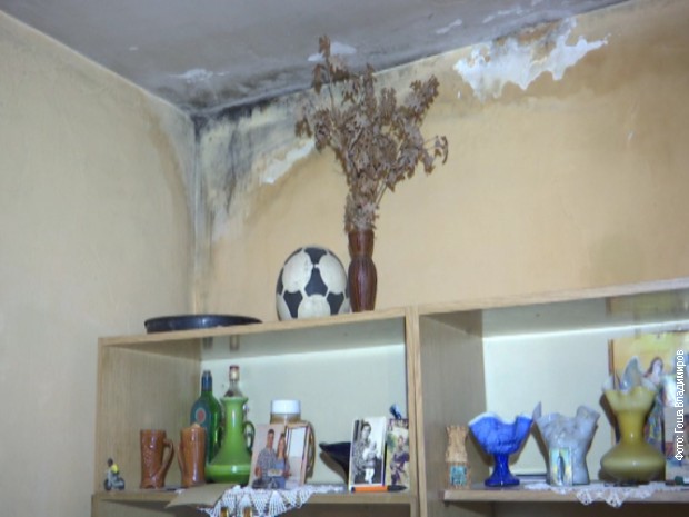 Užas u Srbiji: prokišnjava krov zgrade u Pirotu Pi_kro11