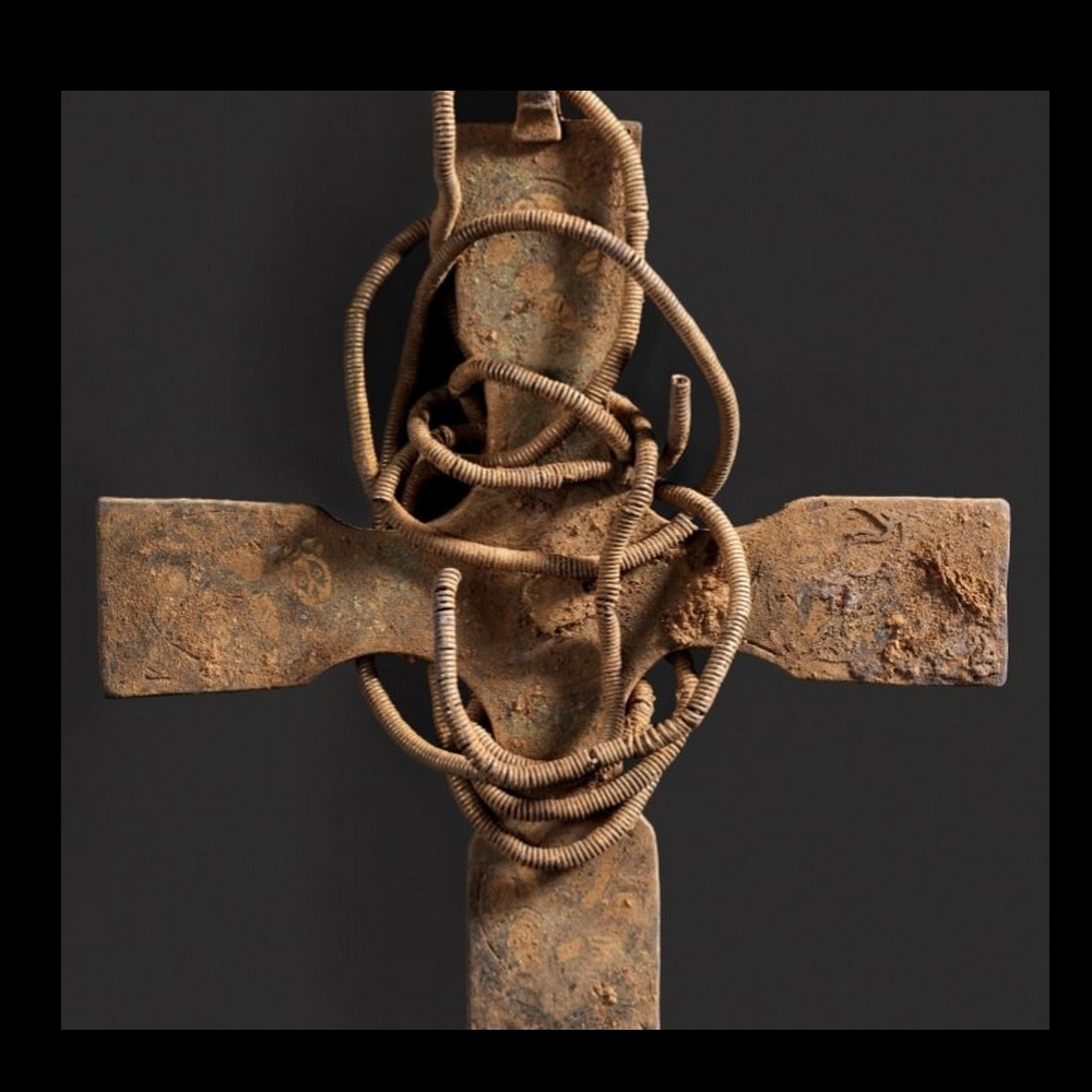 Une croix anglo-saxonne a été retrouvée après 1000 ans : les opérations de nettoyage ont révélé de curieuses décorations 3611