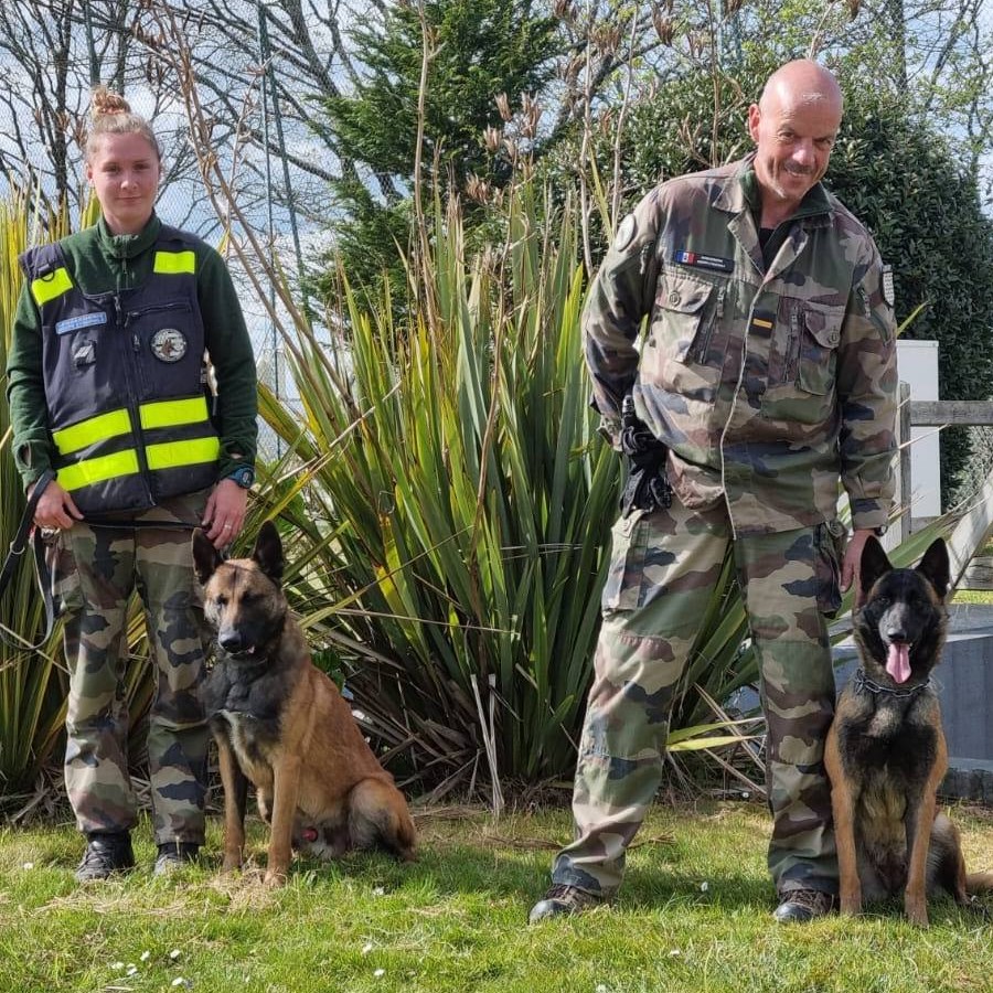 L'adjudant-Chef n'est pas peu fier de vous présenter les deux nouvelles recrues  Chien10