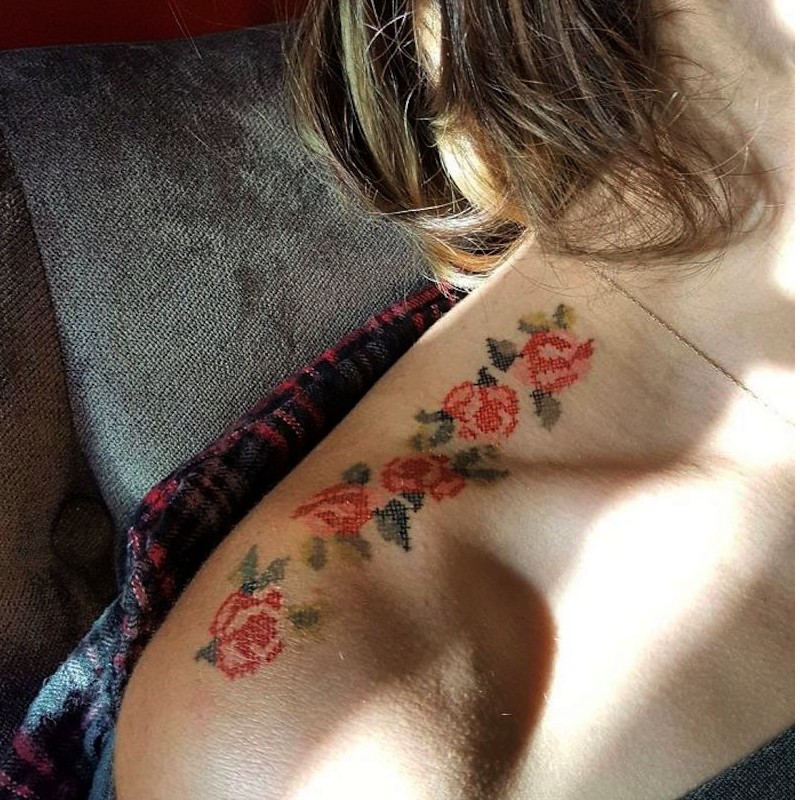 Ces fabuleux tatouages “effet broderie” donnent l’illusion d’être cousus sur la peau Sans1810