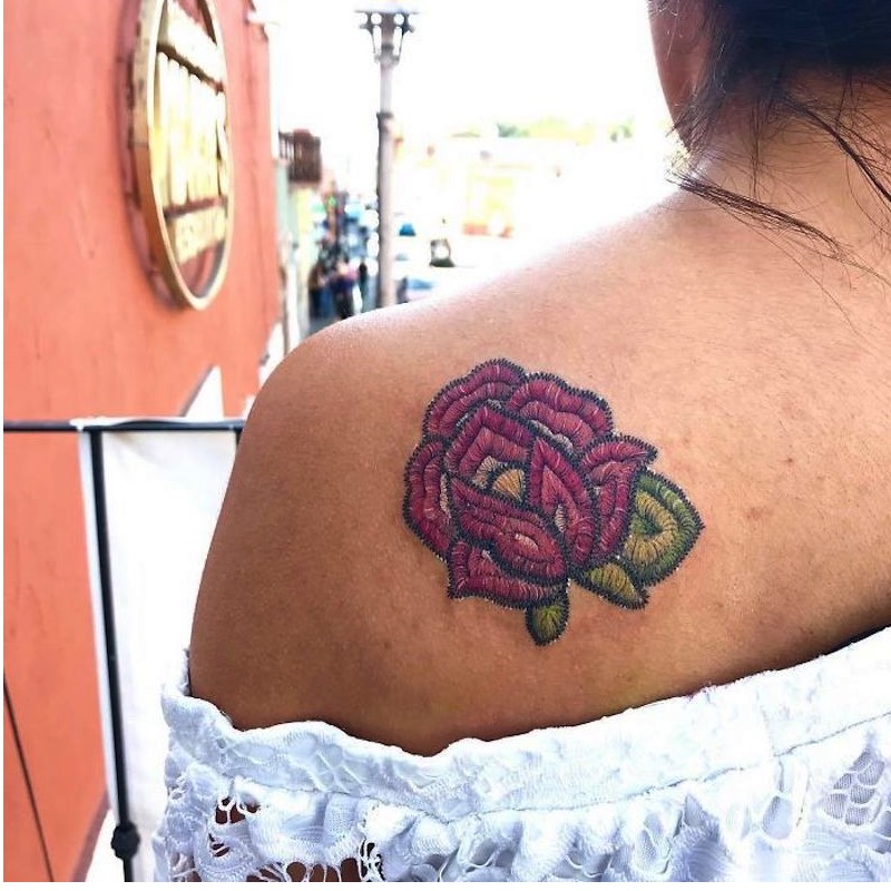 Ces fabuleux tatouages “effet broderie” donnent l’illusion d’être cousus sur la peau Sans1811