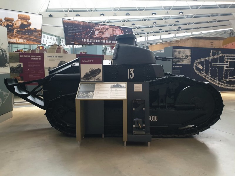 Voici un Renault FT au dépôt de Vierzy, après les combats de juillet-août 1918. Sans3205