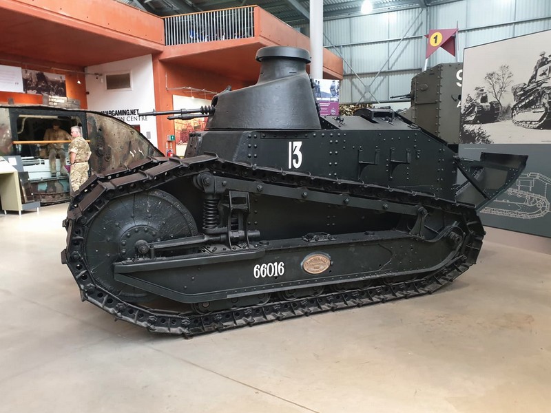 Voici un Renault FT au dépôt de Vierzy, après les combats de juillet-août 1918. Sans3208