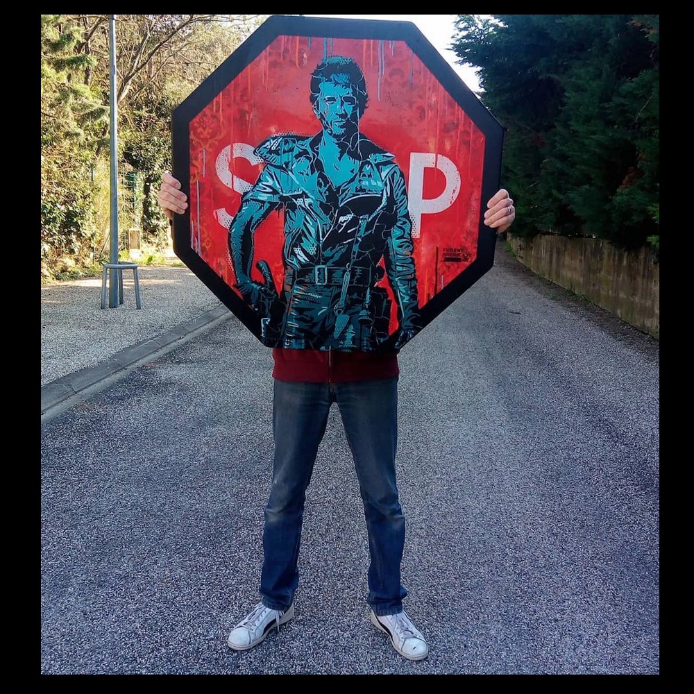 Ce street-artiste détourne les panneaux de signalisation en hommage à la pop culture Sans3592