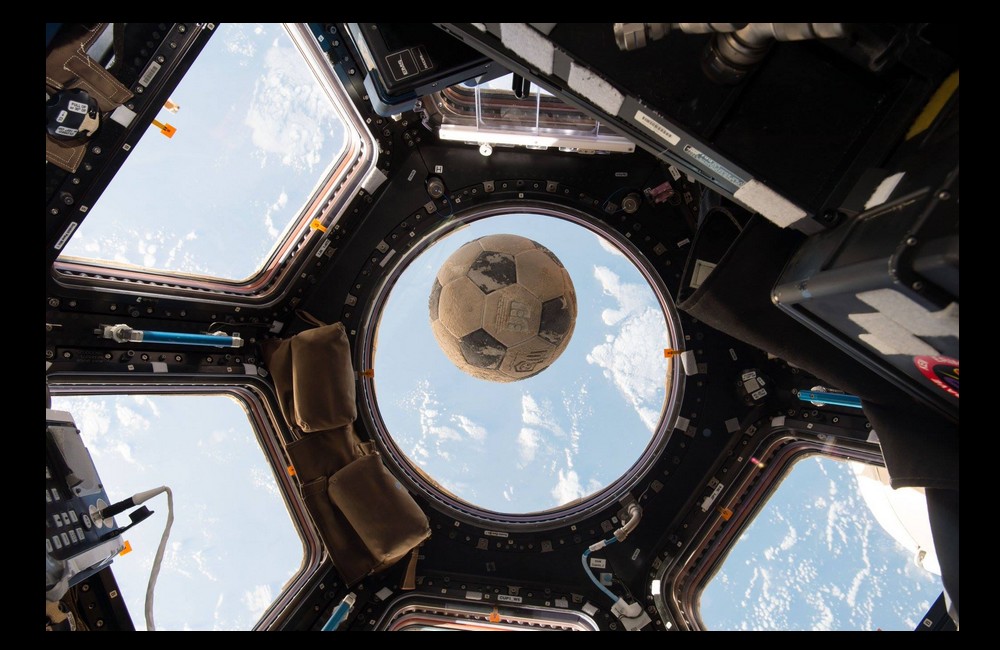 Cette photo a été prise dans la Cupola de l’ISS  Sans4761