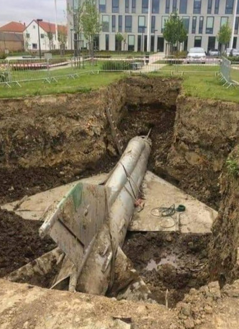 Un avion de chasse MiG 21 soviétique retrouvé enterré à Prague Sans5312