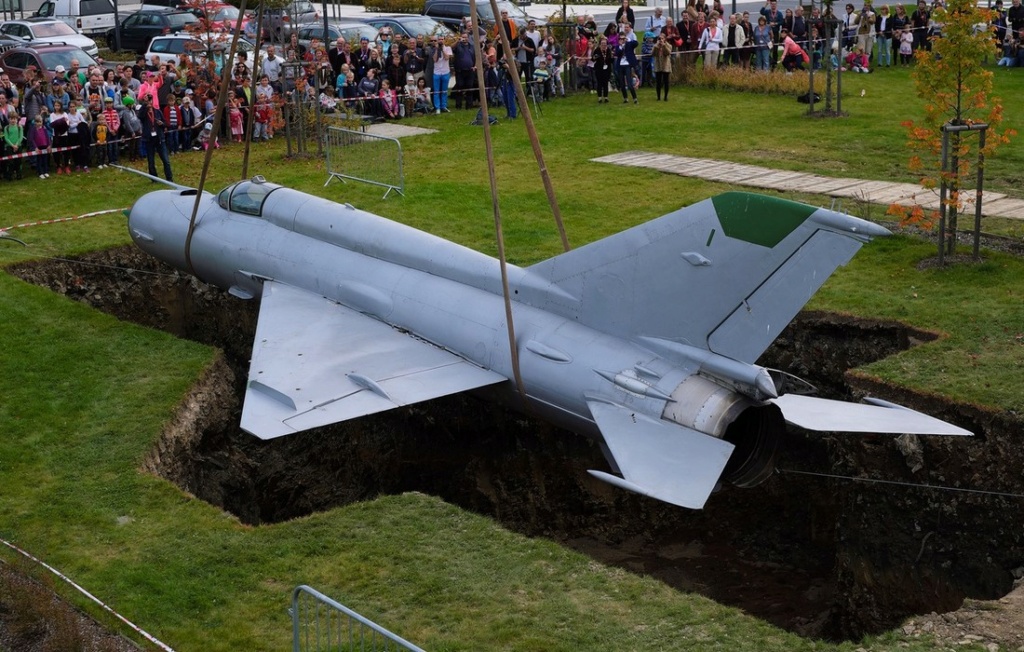 Un avion de chasse MiG 21 soviétique retrouvé enterré à Prague Sans5313