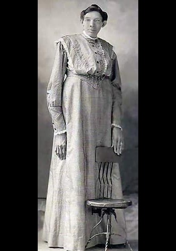  Ella Ewing est née en 1872 dans le Missouri Sans5852