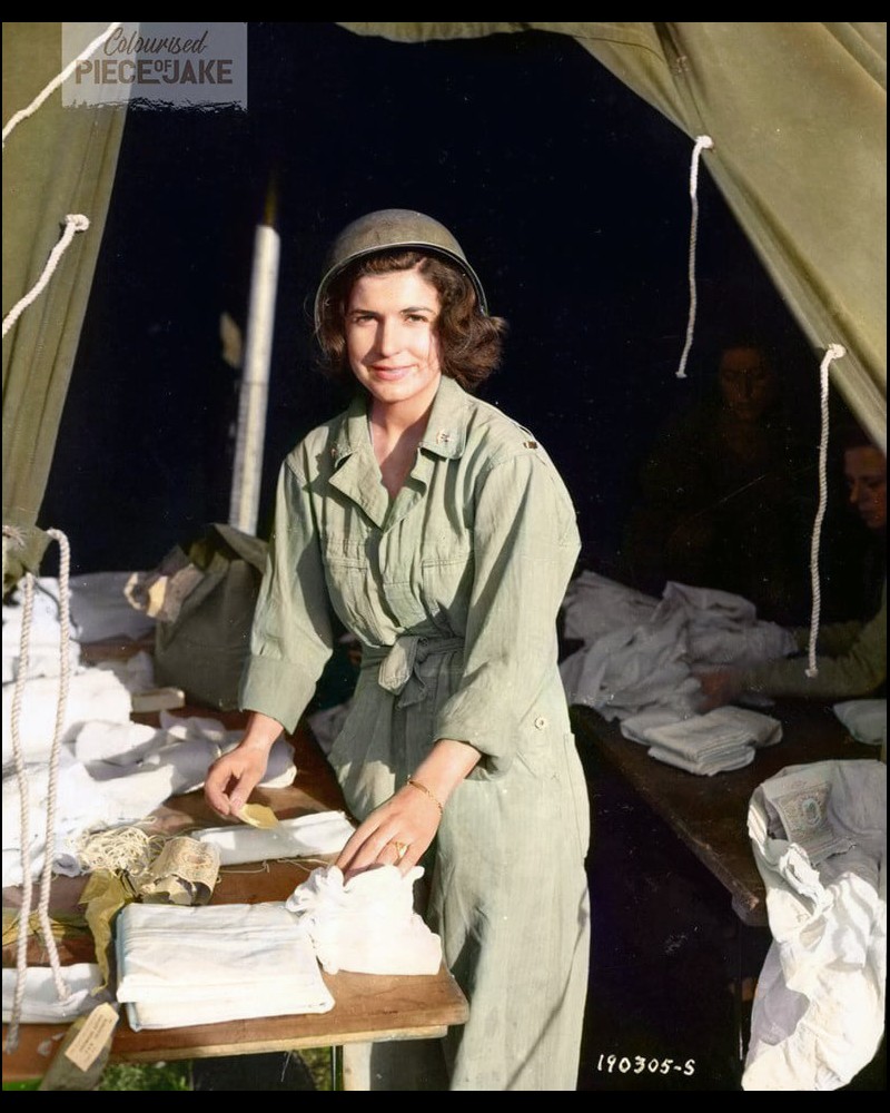 Deuxième lieutenant Margaret B. Stanfill est vu ici le 14 juin 1944,  Sans6180