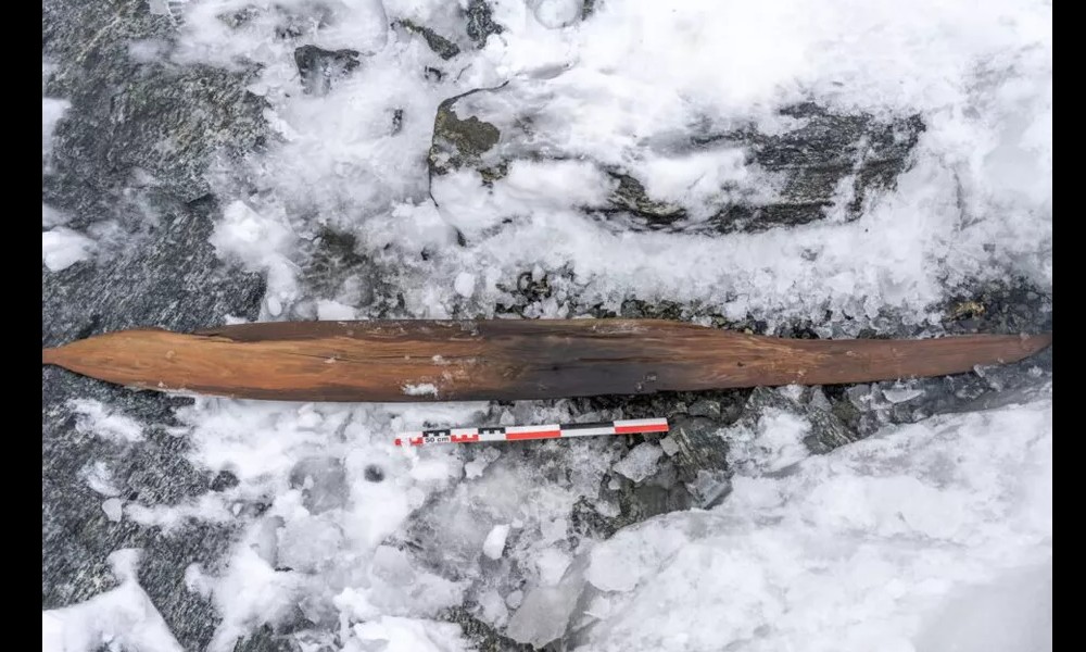 Insolite : deux skis en bois découverts dans la glace en Norvège, en parfait état, et qui datent... de la préhistoire Sans6537