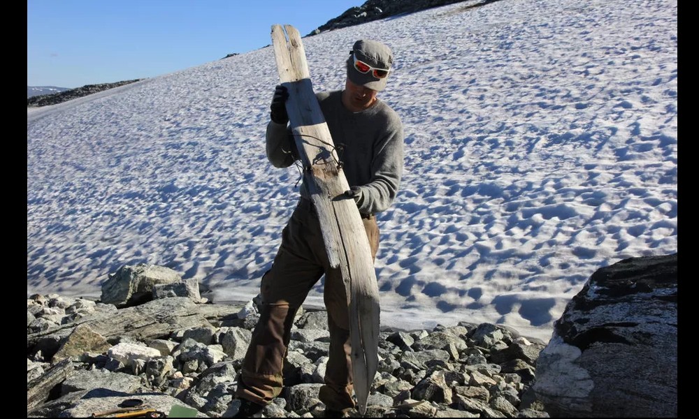 Insolite : deux skis en bois découverts dans la glace en Norvège, en parfait état, et qui datent... de la préhistoire Sans6539