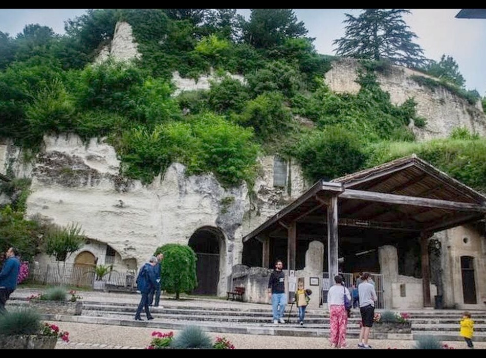 Sarcophage de pierre, crypte... C’est quoi cette église méconnue creusée dans la roche ? Sans6704