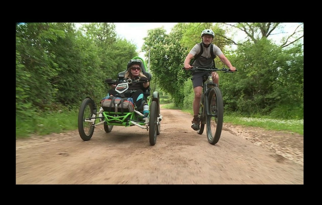 Cathy, paraplégique, va parcourir 1 100 km en fauteuil roulant électrique au départ de l'Yonne  Sans7128
