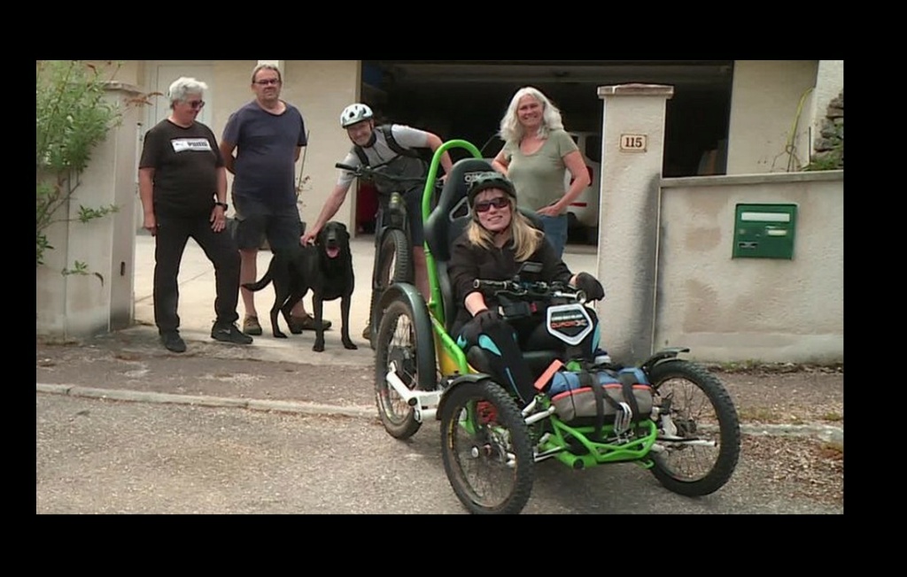 Cathy, paraplégique, va parcourir 1 100 km en fauteuil roulant électrique au départ de l'Yonne  Sans7130