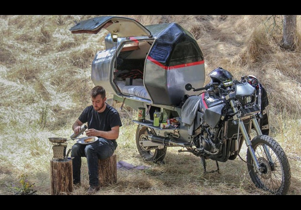 HORS SUJET MOTOHOME Fan de voyages en solitaire, il transforme sa moto en camping-car Sans7175