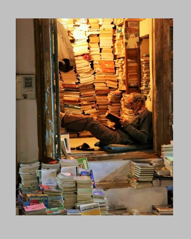Mohammed Aziz possède une librairie dans la médina de Rabat,  Sans7454