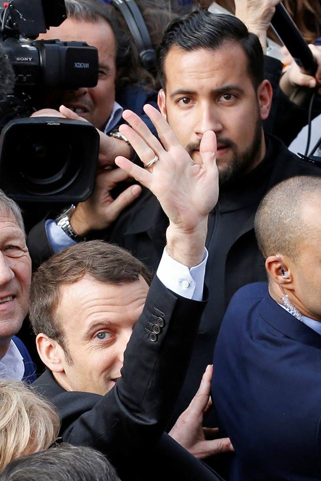 Macron , ce type est vraiment photogénique - Page 2 Macron11