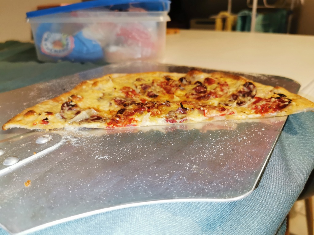 Que pensez vous de mes 2 pizzas ??? Cuisson sur pierre dans four traditionnel  Img_2027