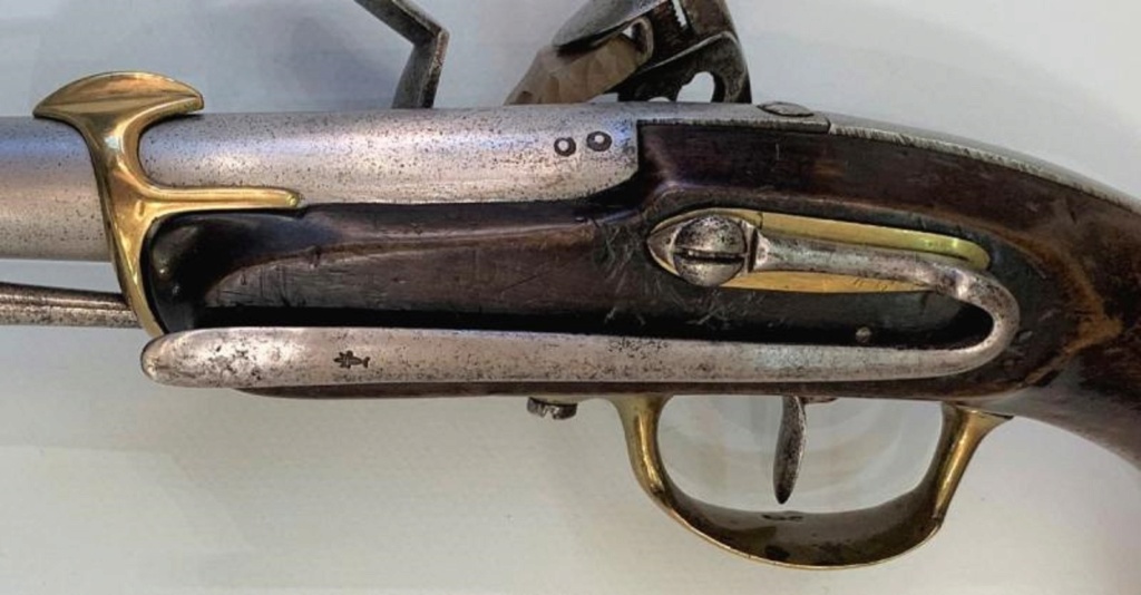 Curieux poinçons sur le canon d' un pistolet 1779 de Marine 1779_110