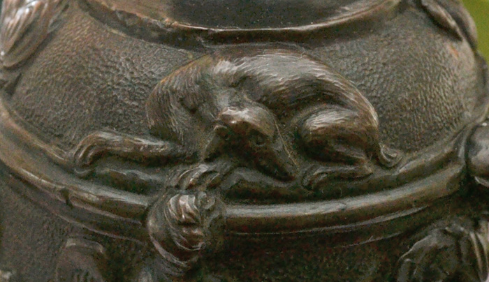 Identification du bas relief d'une cloche en bronze 1010