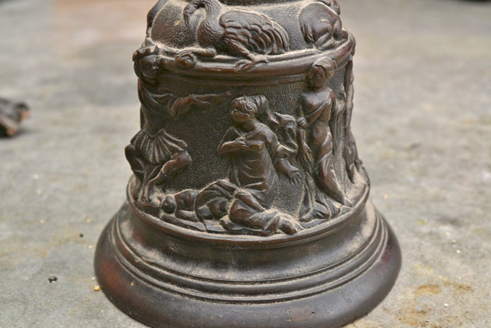 Identification du bas relief d'une cloche en bronze 210