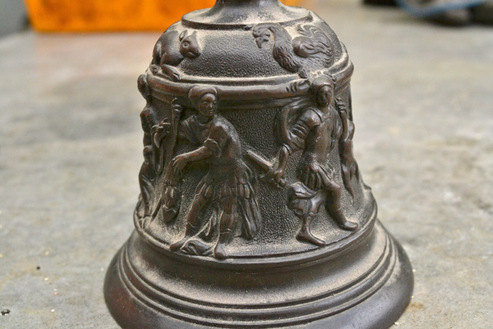 Identification du bas relief d'une cloche en bronze 510