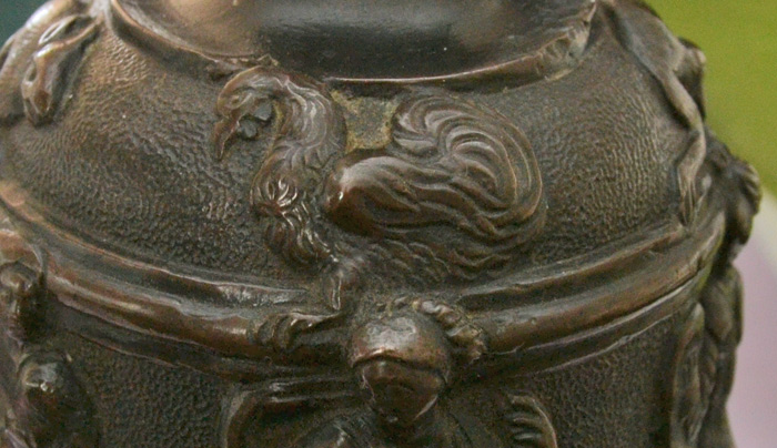 Identification du bas relief d'une cloche en bronze 710