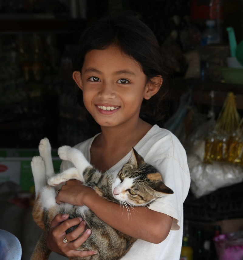 jeune cambodgienne et son chat Enfant12