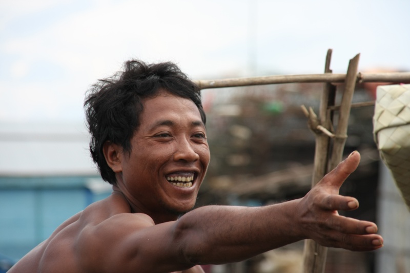 un homme heureux au cambodge Merci_10