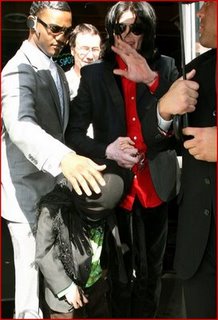 Michael  visto com Blanket (Prince II) na loja Off The Wall Mjshop16