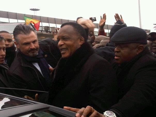 Des Congolais payés pour applaudir Sassou Nguesso à son arrivée à Paris 53796110