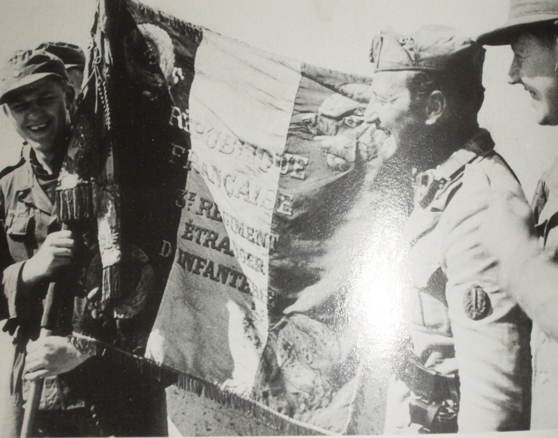 Le drapeau du 3° REI capturé en Tunisie en 1943. Sam_6610