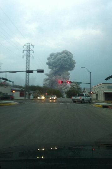 BREAKING :Fertilizer plant explodes in WACO blast felt 65 miles away..... X2_11412