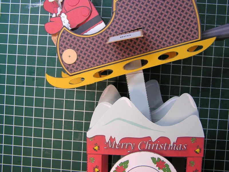 Kleine Weihnachtsbastelei - Kartonautomat Flying Santa von Paperpino 3911