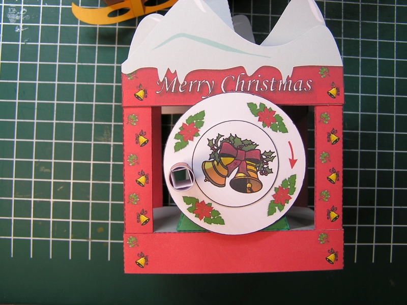 Kleine Weihnachtsbastelei - Kartonautomat Flying Santa von Paperpino 4011
