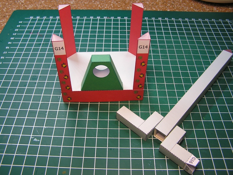Kleine Weihnachtsbastelei - Kartonautomat Flying Santa von Paperpino 812