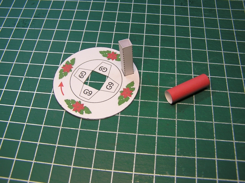 Kleine Weihnachtsbastelei - Kartonautomat Flying Santa von Paperpino 912