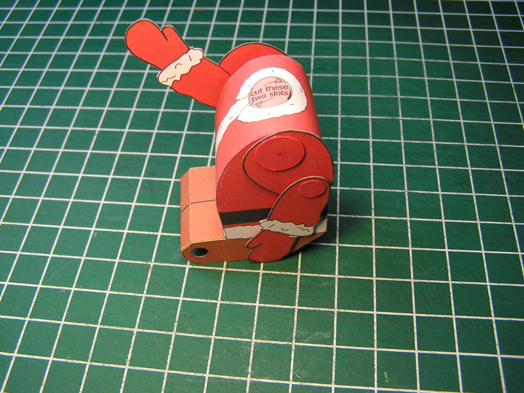 Kleine Weihnachtsbastelei - Kartonautomat Flying Santa von Paperpino P1010081