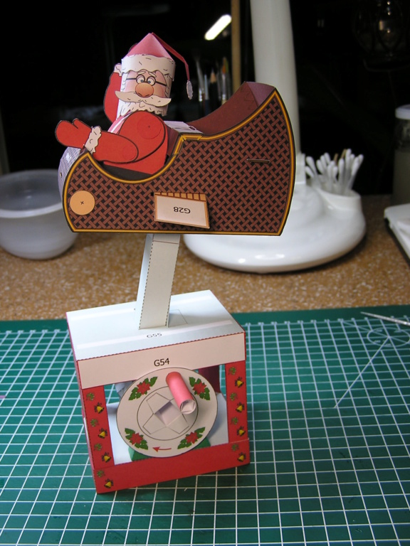 Kleine Weihnachtsbastelei - Kartonautomat Flying Santa von Paperpino P1010086