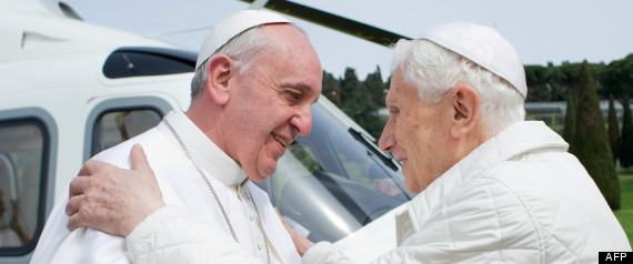Photo historique de la rencontre des 2 Papes à Castel Gandolfo ! R-pape10