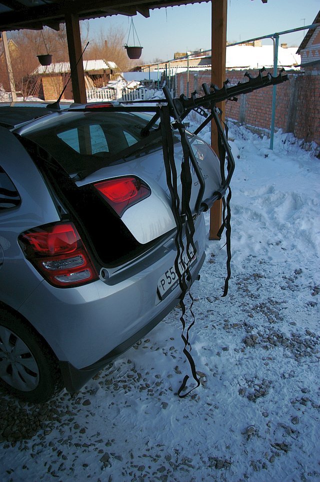 Возьми с собой велосипед в дорогу. Hollywood Express Bike Rack - багажник на заднюю дверь для перевозки велосипедов. Sg1l0915