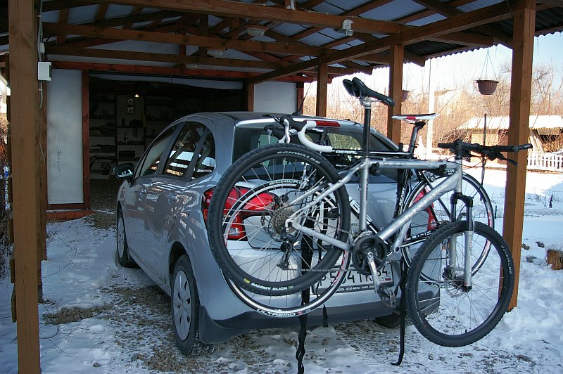 Возьми с собой велосипед в дорогу. Hollywood Express Bike Rack - багажник на заднюю дверь для перевозки велосипедов. Sg1l0916