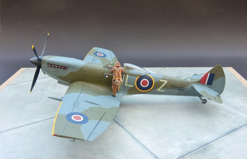 [Vitrine FAFL] Spitfire Mk XVI de Jacques Andrieux avril 1945 au 1/48 Dscn0428