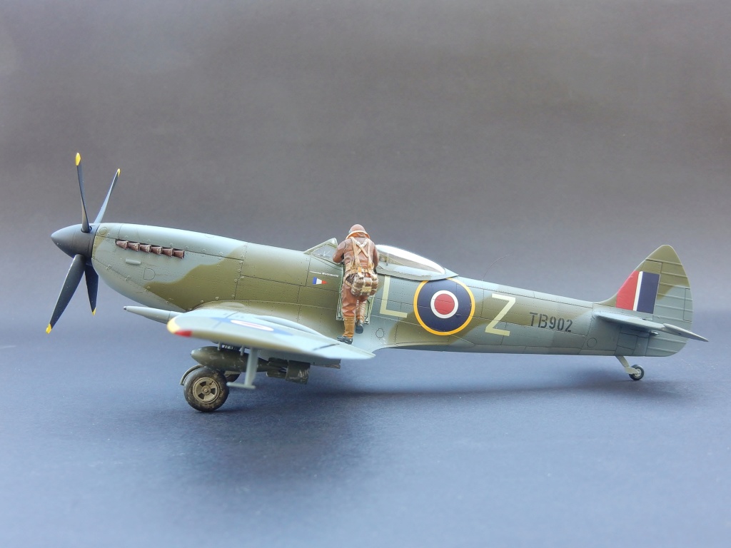 [Vitrine FAFL] Spitfire Mk XVI de Jacques Andrieux avril 1945 au 1/48 Dscn0429