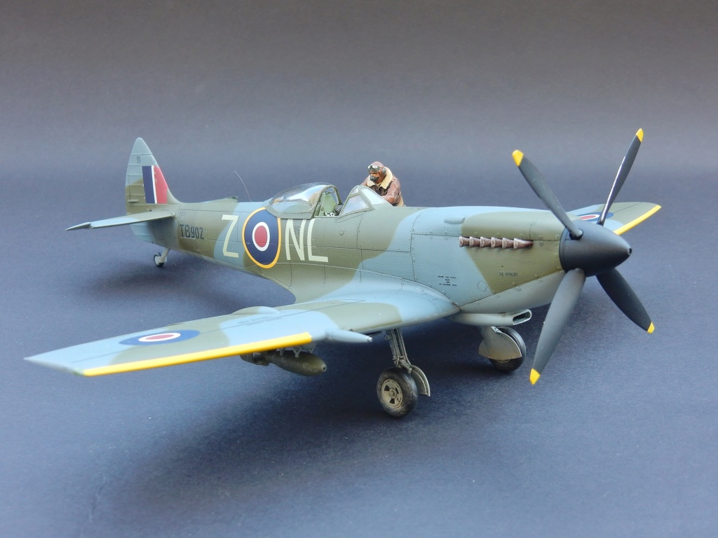 [Vitrine FAFL] Spitfire Mk XVI de Jacques Andrieux avril 1945 au 1/48 Dscn0432