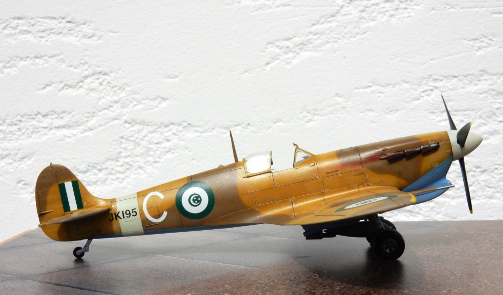 Spitfire  Mk V Egyptien  (Hasegawa 1/48 ) Dscn2375