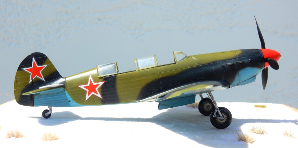 [Vitrine concours "les avions-école"] Yakovlev Yak-7V ICM 1/48 Dscn2525