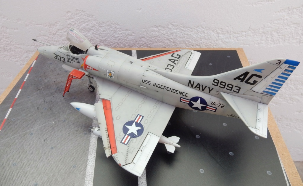 A-4 E "Skyhawk" VF-72 1965 (Hasegawa/Eduard)  Dscn3649