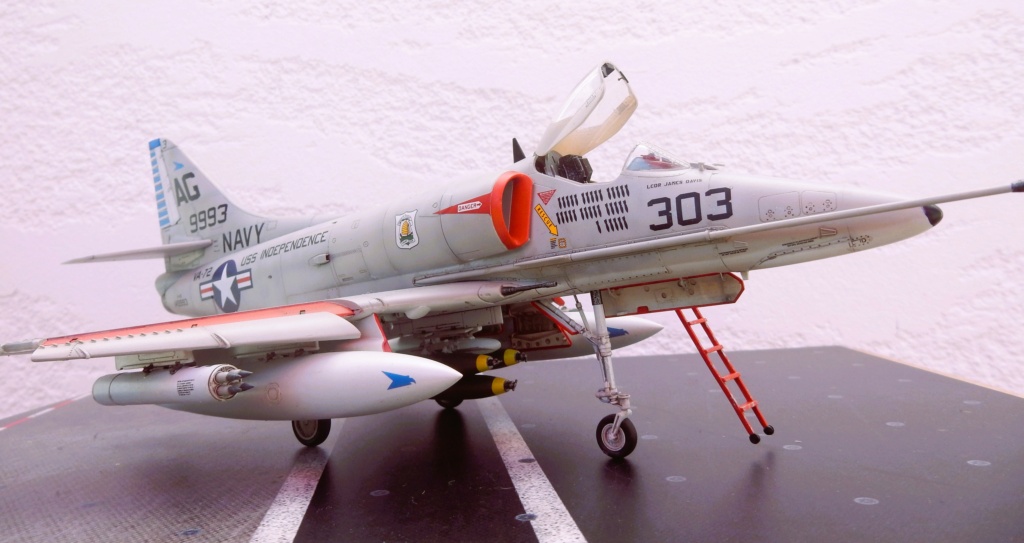 A-4 E "Skyhawk" VF-72 1965 (Hasegawa/Eduard)  Dscn3651