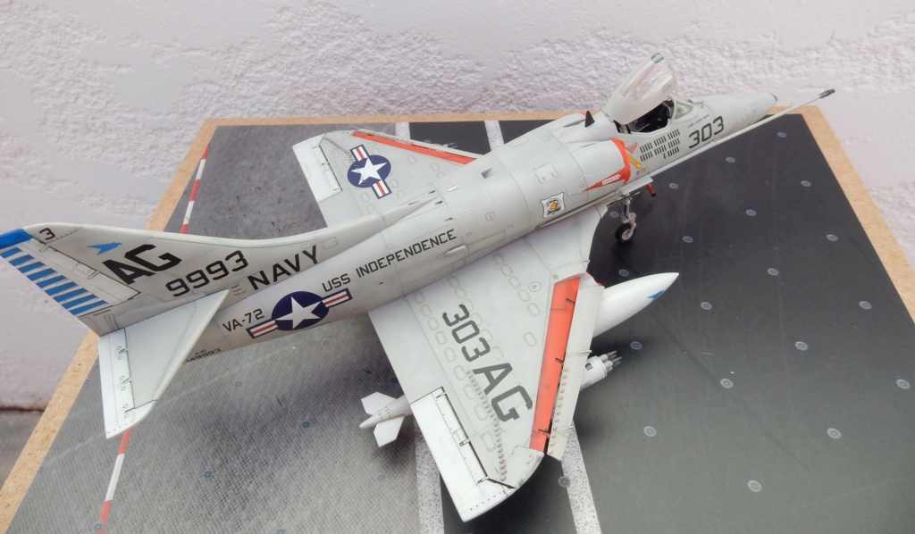 A-4 E "Skyhawk" VF-72 1965 (Hasegawa/Eduard)  Dscn3654